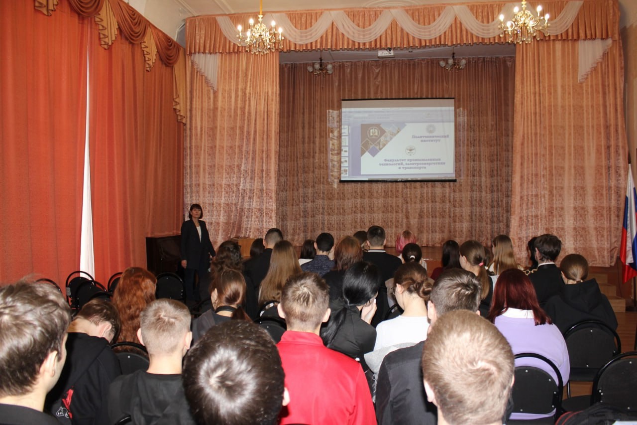 29.01.25 прошла встреча Поступай в ПГУ на ФПТЭТ с учениками 10 и 11 классов г. Сердобска и пригородных районов, старший преподаватель каф. СЛПиМ, Дурина Татьяна Анатольевна совместно с ОПР посетили МОУ СОШ №1, Лицей №2 и МОУ СОШ №4